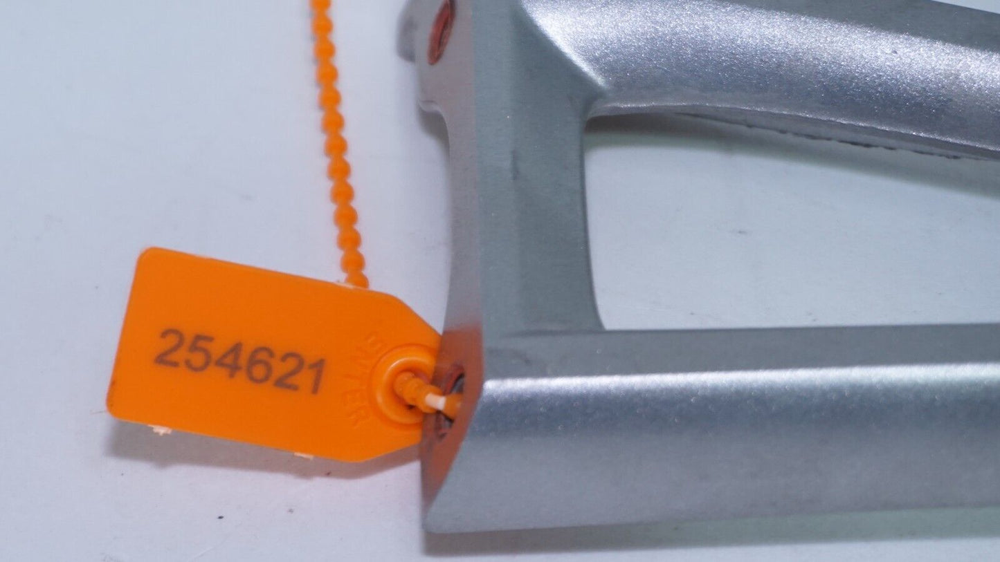 06-16 YAMAHA R6 R6R RIGHT REAR BACK PASSENGER FOOT PEG 254621 ORIGINAL OEM