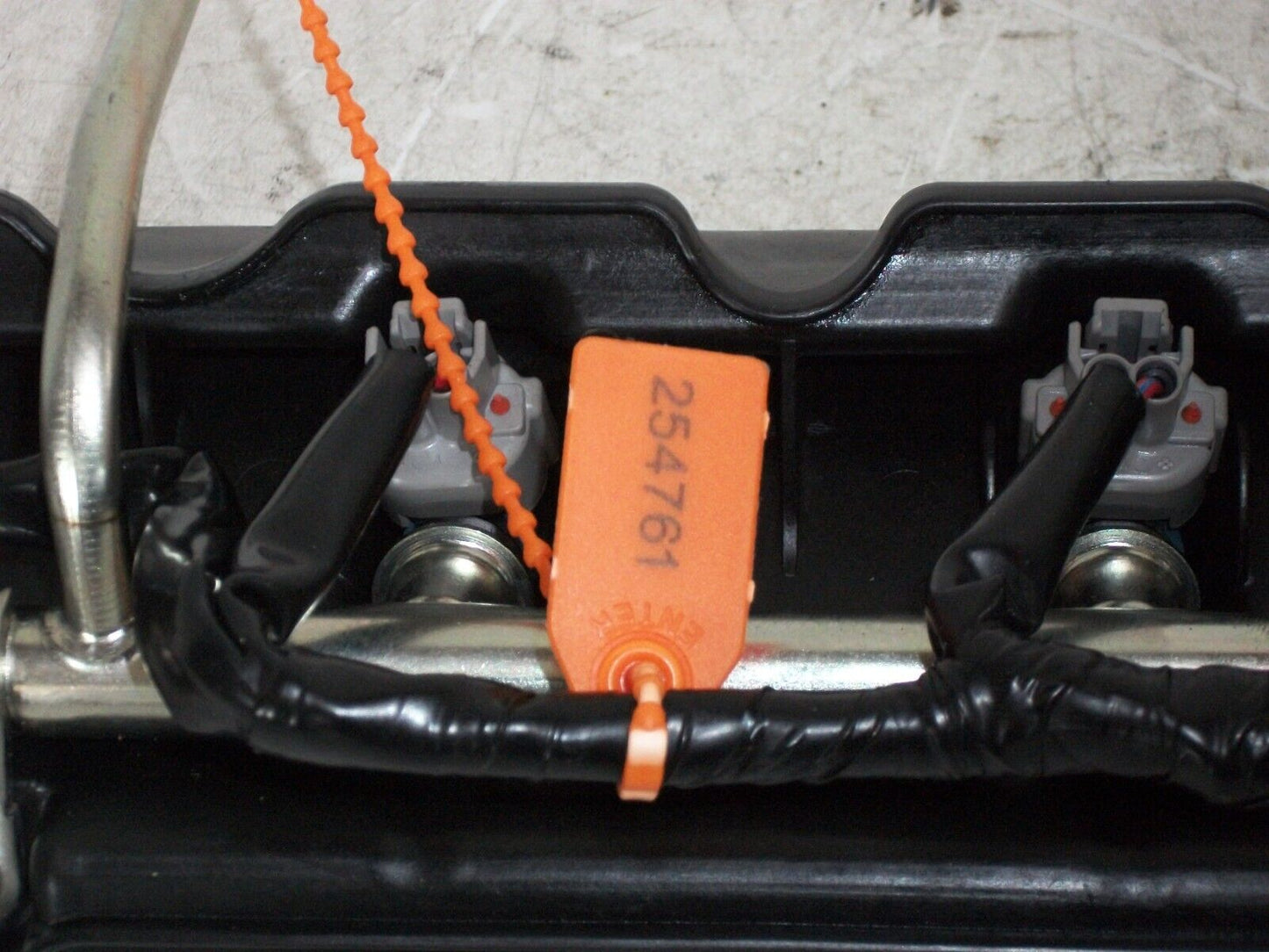 2006 2007 YAMAHA R6 UPPER SECONDARY AIRBOX INJECTORS FUEL RAIL 254761 OEM