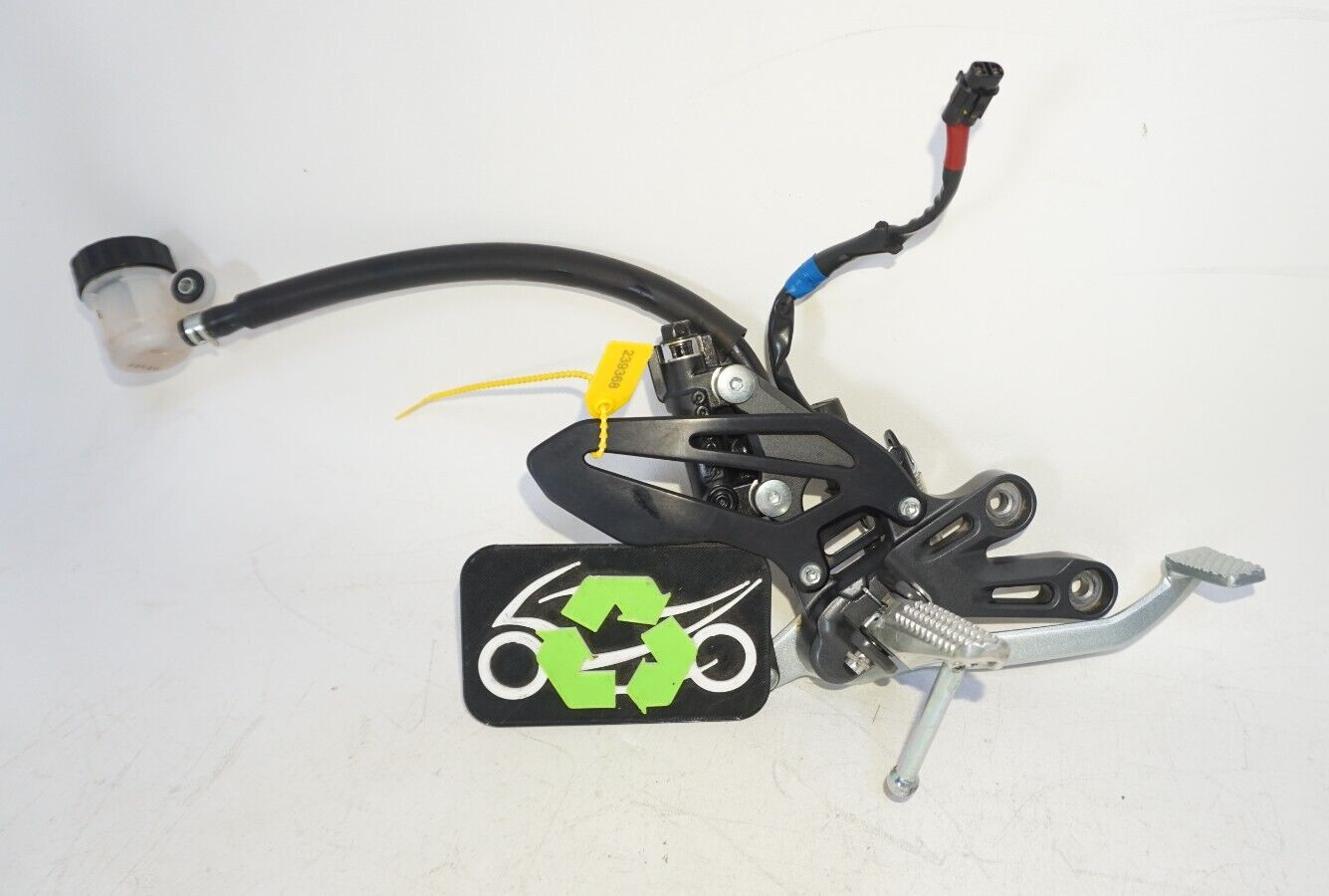 2022 2023 Yamaha YZF R7 Right Rear set Foot Peg Brake Pedal Master 239368 OEM