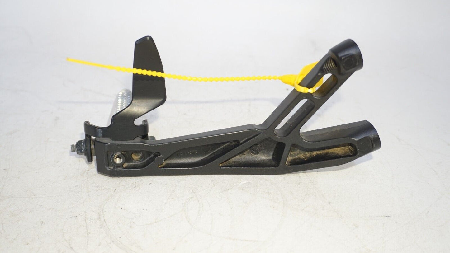 YAMAHA YZF R7 2022 2023 LEFT RIGHT PASSENGER PEG 239442 OEM