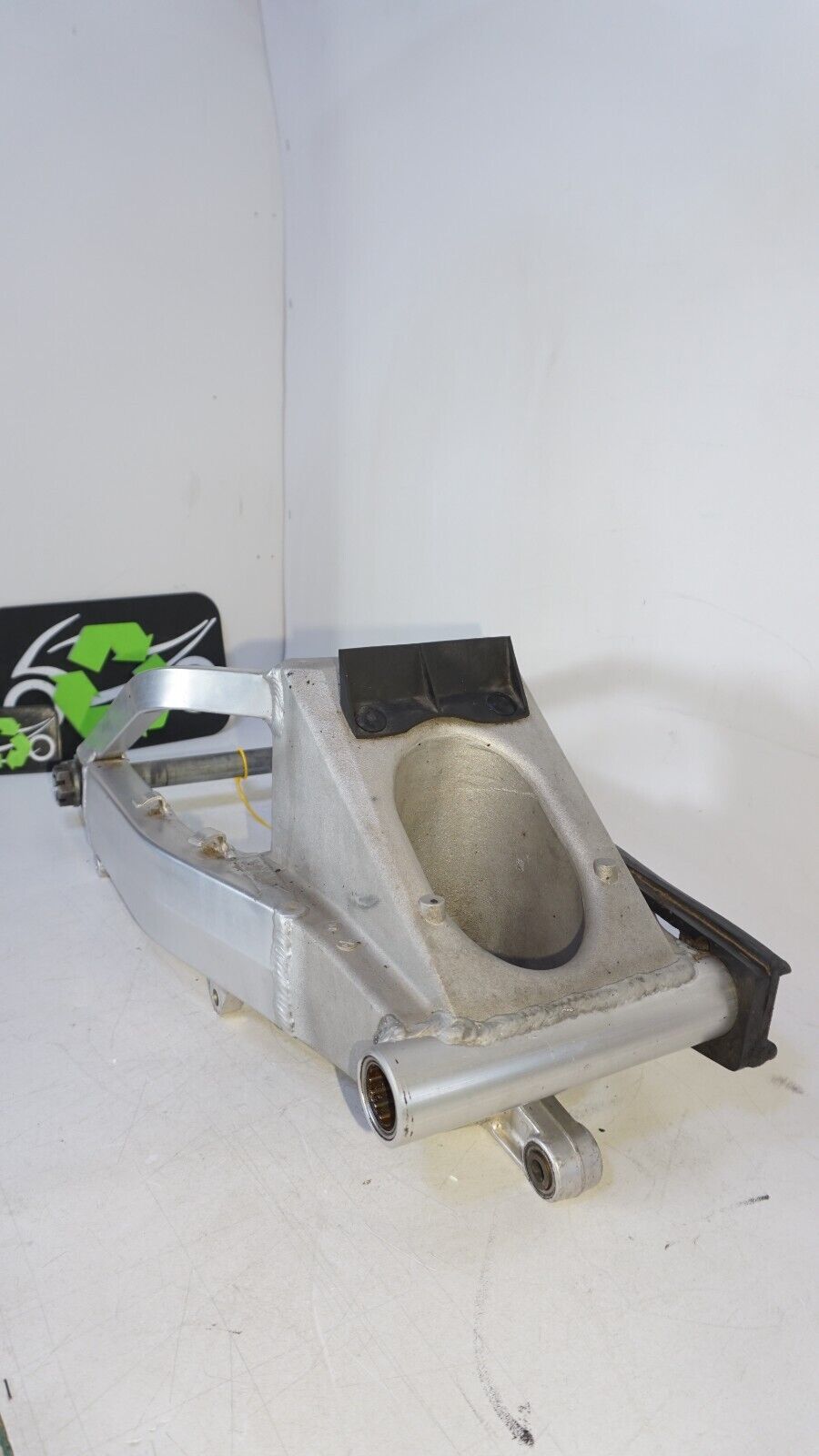 2000 2001 2002 2003 Suzuki GSXR 750 SWINGARM Swing Arm AXLE LINKAGE 239311 OEM