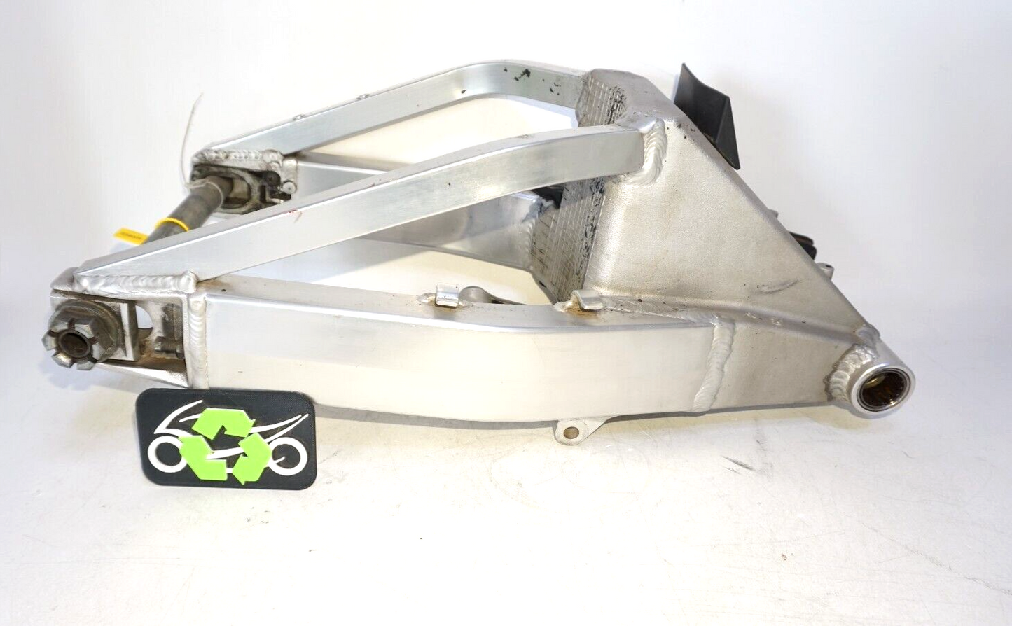 2000 2001 2002 2003 Suzuki GSXR 750 SWINGARM Swing Arm AXLE LINKAGE 239311 OEM