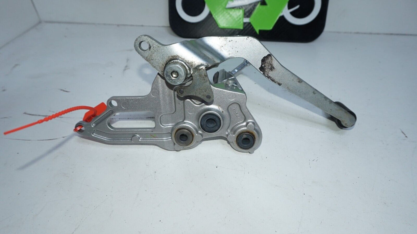 18 19 20 YAMAHA MT-07 MT07  RIGHT REARSET DRIVER BRAKE PEDAL PEG BRACKET 148108