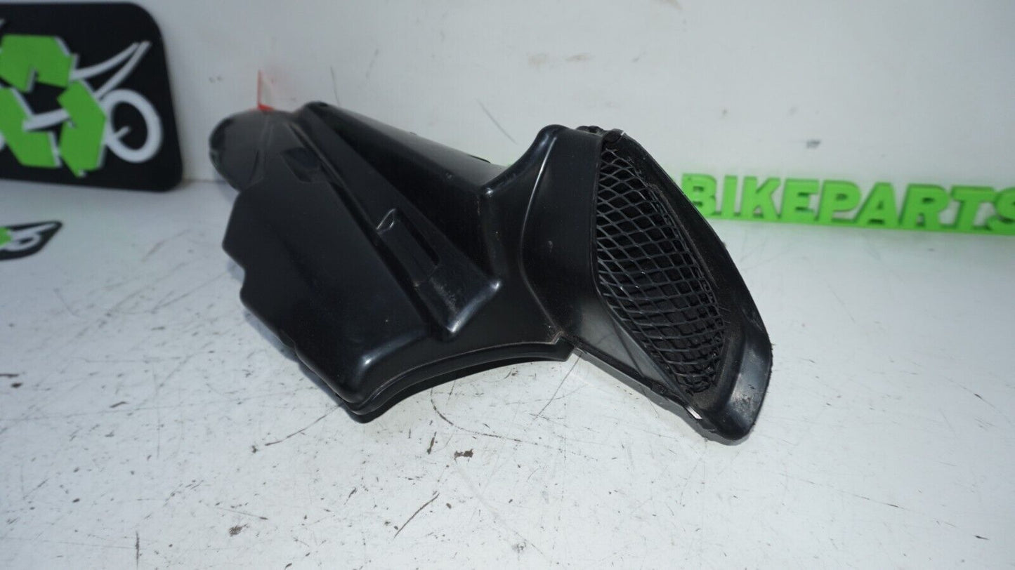 2006 2007  SUZUKI GSXR 600 750 PLASTIC RIGHT RAM AIR INTAKE TUBE DUCT 148916 OEM