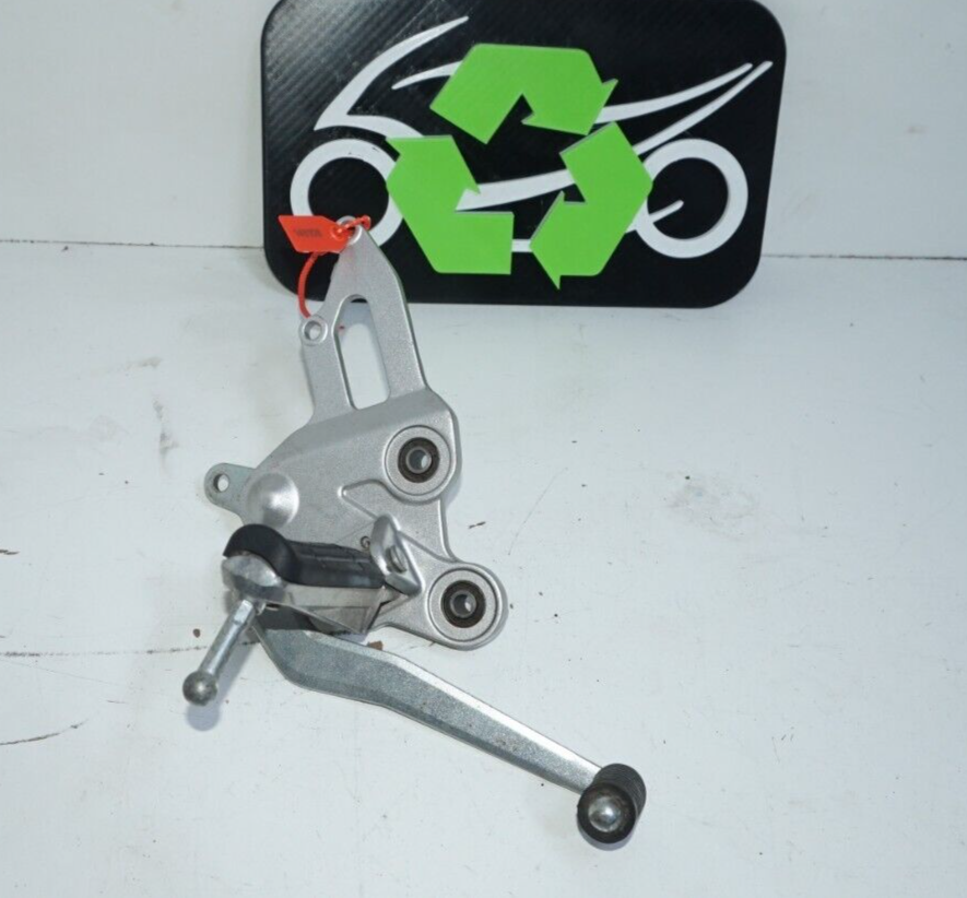 18 19 20 YAMAHA MT-07 MT07  RIGHT REARSET DRIVER BRAKE PEDAL PEG BRACKET 148108